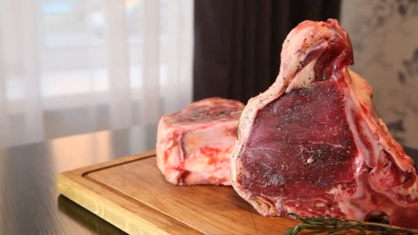 Bistecca di manzo. Carne fresca cruda Bistecca di Ribeye . — Video Stock