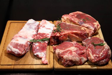 Sığır eti biftek. Çiğ taze et antrikot biftek. 