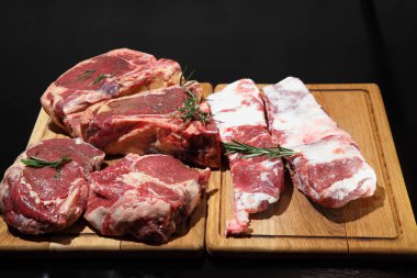 Çiğ taze et antrikot biftek. Biftek et. Çiğ et. 