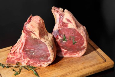 Çiğ taze et antrikot biftek. Biftek et. Çiğ et. 