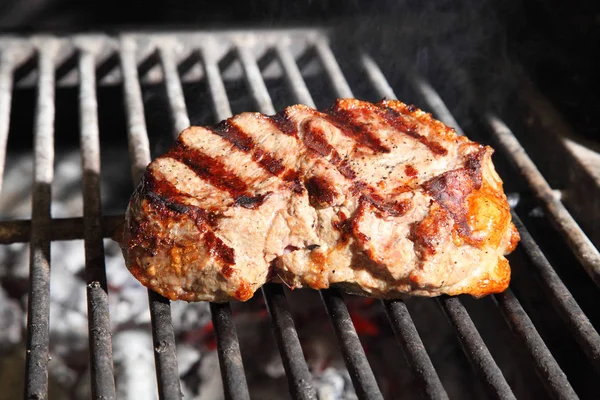 Préparation du steak sur la grille et les charbons . — Photo