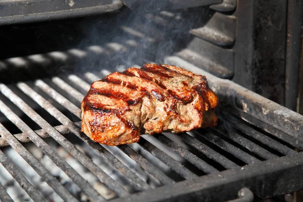 Préparation du steak sur la grille et les charbons . — Photo