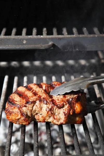 Bereiding van de steak op de rooster en kolen. — Stockfoto