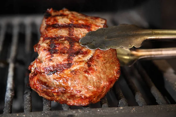 Préparation du steak sur la grille et les charbons . — Photo