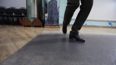 Adım. Korku veren adım dans. Dokunun. Eğitim salonunda üç genç kızların.