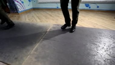 Adım. Korku veren adım dans. Dokunun. Eğitim salonunda üç genç kızların.