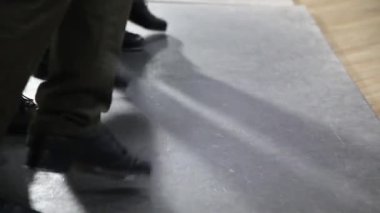 Adım. Korku veren adım dans. Dokunun. Eğitim salonunda üç genç kızların.