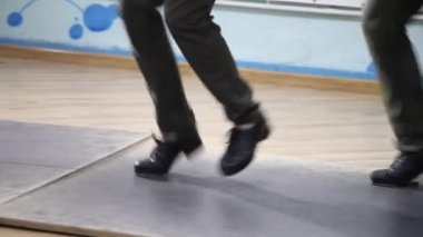 Adım. Korku veren adım dans. Dokunun. Eğitim salonunda üç genç kızların.