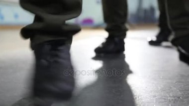 Adım. Korku veren adım dans. Dokunun. Eğitim salonunda üç genç kızların.