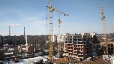 Evin inşaat çalışma crane. Şantiye ile gökyüzü arka plan üzerinde Vinçler. 