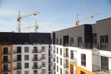 Konut çok katlı bina inşaatı. Yeni yerleşim bölgesi. Bina - stok görüntü.