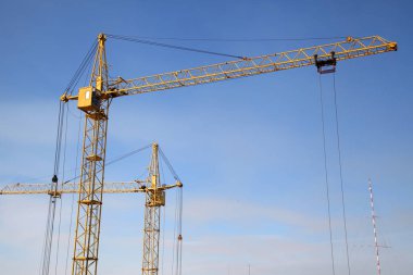 Evin inşaat çalışma crane. Şantiye ile gökyüzü arka plan üzerinde Vinçler. 