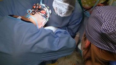 Cerrahlar operasyon ekibi. Kalp ameliyatı. Ameliyatta çalışır.