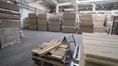 Plaminat üretimi için endüstriyel ekipmanlar. Mobilya fabrikası üretim hattı. Kaplamalı döşeme. Lastik üretim fabrikası..