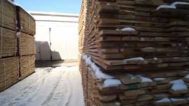 Vinnitsa, Ukrayna - Şubat 2018: endüstriyel donatım laminat imalatı için. Laminat parke üretimi için fabrika. Editoryal görüntüleri.