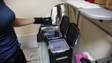 Vinnitsa, Ukrayna, 16 Mart 2018: Yapma diş kron yazıcı. Diş Protez, takma diş, protez çalışma.