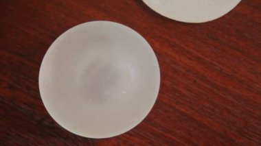 Meme implantı. Meme bezinin habis bir tümör çıkarılması. Meme implantı yüklendikten sonra bir kanserli tümör çıkarılması.