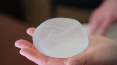Göğüs implantı. Silikon dişi göğüs implantı. Doktor silikon göğüs implantı olduğunu gösteriyor..