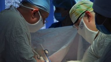 Vinnitsa, Ukrayna, 3 Nisan 2018: Onkoloji. Meme bezinin habis bir tümör çıkarılması. Meme implantı yüklendikten sonra bir kanserli tümör çıkarılması. Editoryal video. 