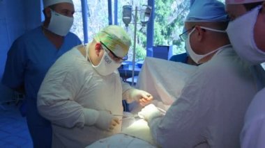 Vinnitsa, Ukrayna, 3 Nisan 2018: Onkoloji. Meme bezinin habis bir tümör çıkarılması. Meme implantı yüklendikten sonra bir kanserli tümör çıkarılması.