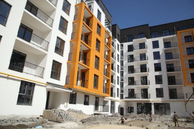 Evin inşaat çalışma crane. Şantiye ile gökyüzü arka plan üzerinde Vinçler. 