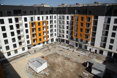 Evin inşaat çalışma crane. Şantiye ile gökyüzü arka plan üzerinde Vinçler. 