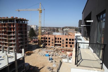 Evin inşaat çalışma crane. Şantiye ile gökyüzü arka plan üzerinde Vinçler. 