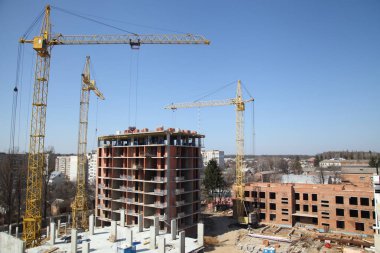 Evin inşaat çalışma crane. Şantiye ile gökyüzü arka plan üzerinde Vinçler. 