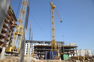 Evin inşaat çalışma crane. Şantiye ile gökyüzü arka plan üzerinde Vinçler. 