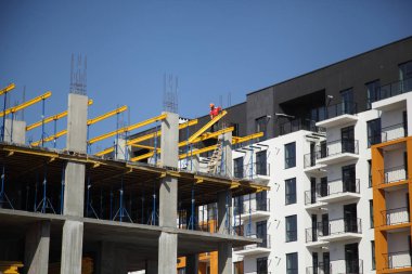 Evin inşaat çalışma crane. Şantiye ile gökyüzü arka plan üzerinde Vinçler. 