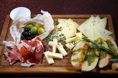 İyi bir ruh hali için yönetim kurulu. Kurutulmuş Dana eti lehimli ve jamon, hazırlanmış peynirler, zeytin.