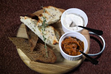 Soslu kızarmış tost.