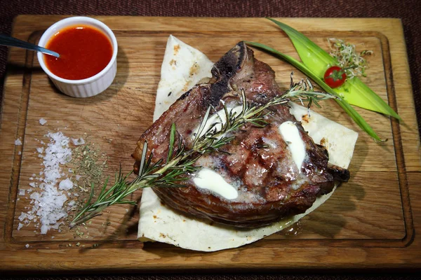 Steak Tibon Střední Pečeně Dřevěné Desce Omáčkou Solí — Stock fotografie