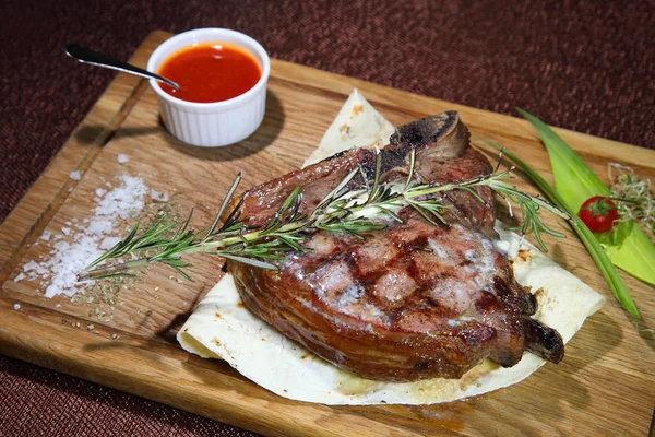 Steak Tibon Medium Braten Auf Einem Holzbrett Mit Sauce Und — Stockfoto