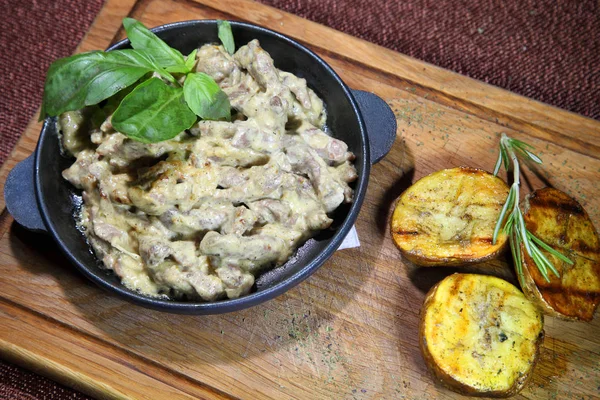 Sığır straganof sığır eti ve fırında patates.