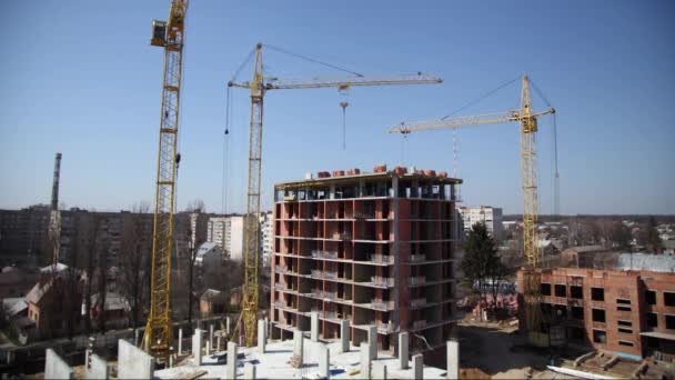 Guindaste Trabalho Construção Casa Local Construção Com Guindastes Fundo Céu — Vídeo de Stock