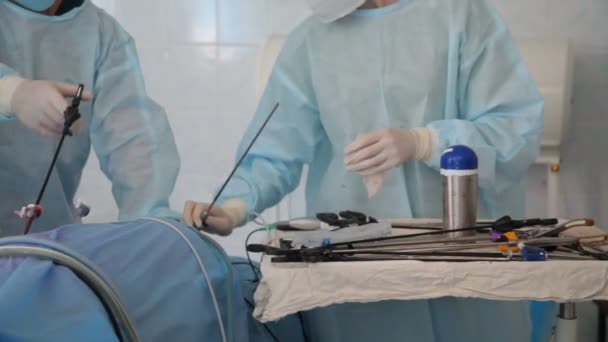 切除肾脏恶性肿瘤 肾切除术 腹腔镜腹部手术中的外科医生团队手 — 图库视频影像
