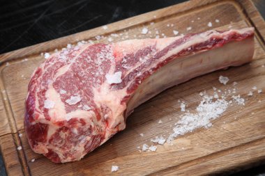 Çiğ et, pirzola. Biftek için et. Biftek. Çiğ et. 