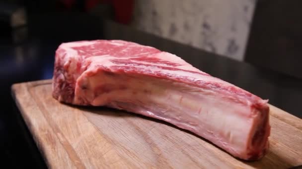 Färskt Rått Kött Ribeye Steak Kött Till Biff Köttbiff Råkött — Stockvideo