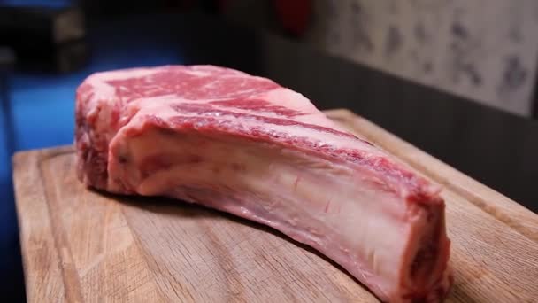 Färskt Rått Kött Ribeye Steak Kött Till Biff Köttbiff Råkött — Stockvideo