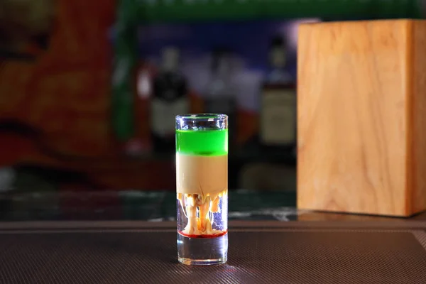 Hiroşima Kokteyli. Hiroşima 'yı barda vurdu. Alkolik iğnesi.