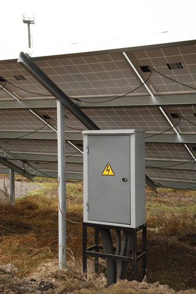 Instalacja paneli słonecznych. Panel słoneczny wytwarza zieloną, przyjazną dla środowiska energię słoneczną. — Zdjęcie stockowe