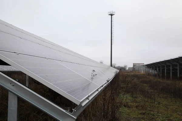 安装太阳能电池板。 太阳能电池板从太阳中产生绿色环保能源. — 图库照片