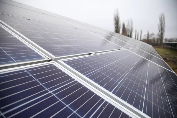Встановлення сонячних панелей. Сонячна панель виробляє зелену, екологічно чисту енергію від сонця . — стокове фото