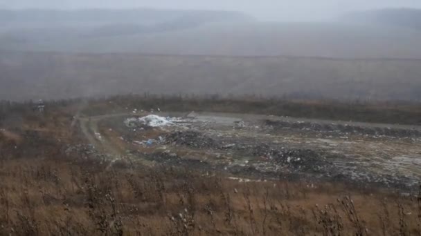 Site d'enfouissement. Gros tas de déchets sur les décharges. Mise en décharge . 