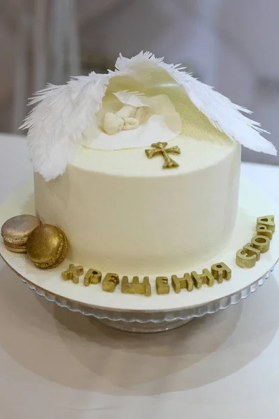 非常漂亮和独创的儿童蛋糕 小孩过生日的桌上有蛋糕 蛋糕上的题词 耶戈尔的洗礼 — 图库照片