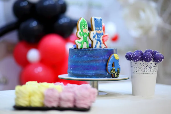 非常漂亮和独创的儿童蛋糕 小孩过生日的桌上有蛋糕 烹饪甜点 用甜食烹调的艺术 — 图库照片
