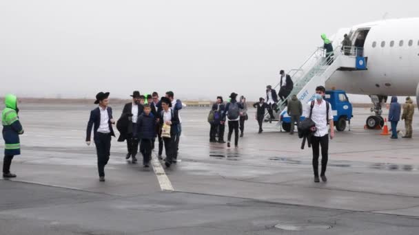 Hasidim Arrive Airport Ukraine Celebrate Rosh Hashanah Holiday Uman — Stock Video