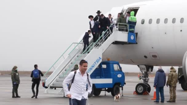 Vinnytsia Ucrania Marzo 2020 Hasidim Llega Aeropuerto Ucrania Para Celebrar — Vídeo de stock