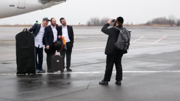 Vinnytsia Ukrajina Března 2020 Hasidim Přijíždí Ukrajinské Letiště Oslavu Svátku — Stock video